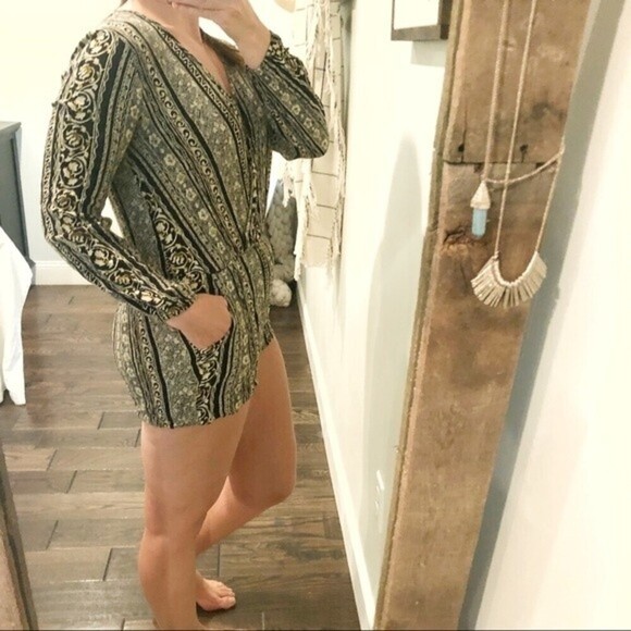 Honey Punch Small Floral boho romper - Picture 4 of 6